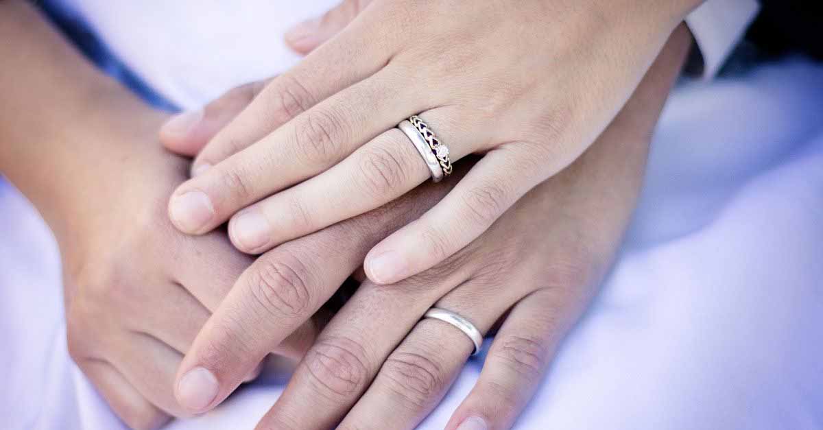 pareja de novios con anillos de bodas - recien casados con alianzas de bodas 